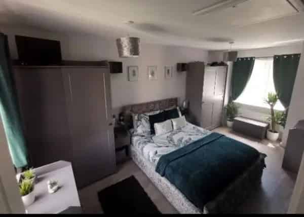Large 3 Bed New Build House with Parking