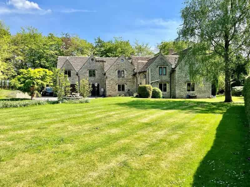 4 Bedroom Detached House for Sale in Cirencester