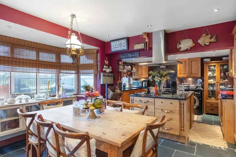 4 Bed Detached House Great West Road Isleworth