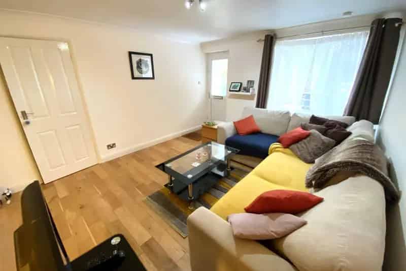 One Bedroom Flat with Garden - Modern and Furnished