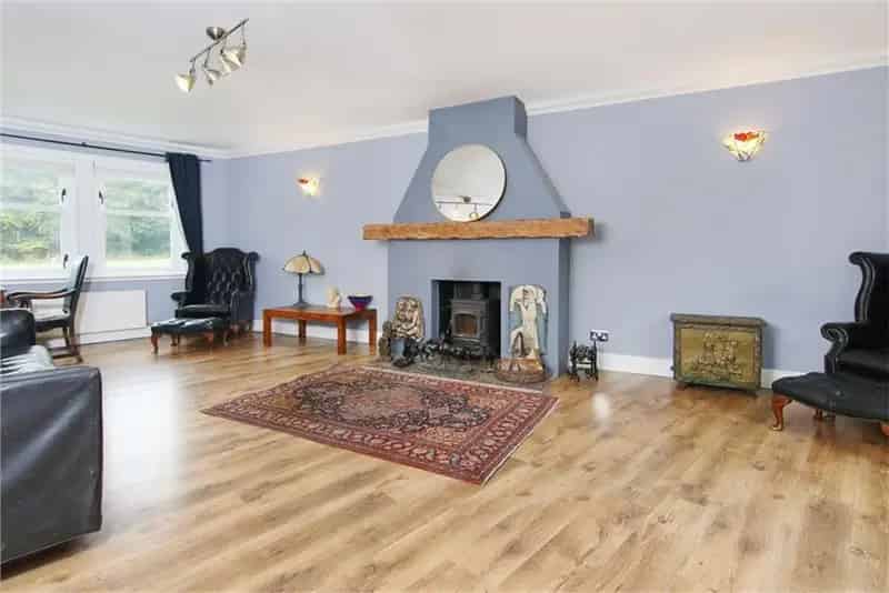 3 Bed House - Detached with 2 Reception Rooms