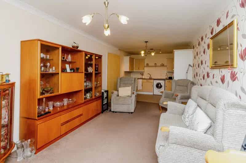 Immaculate 2-Bed Over 55s Apartment with Communal Facilities