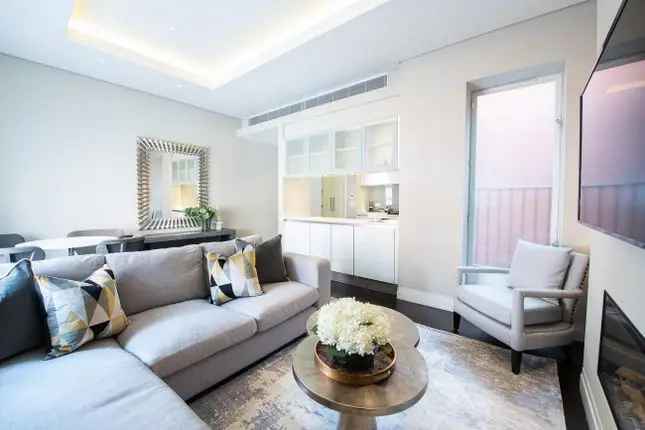 Mayfair Flat: 2 Bed 2 Bath Apartment with Balcony