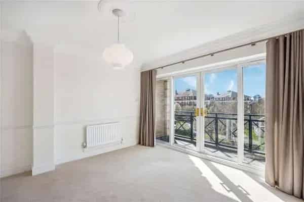 Spacious Riverside Apartment with Thames Views 2 Beds 2 Baths Parking