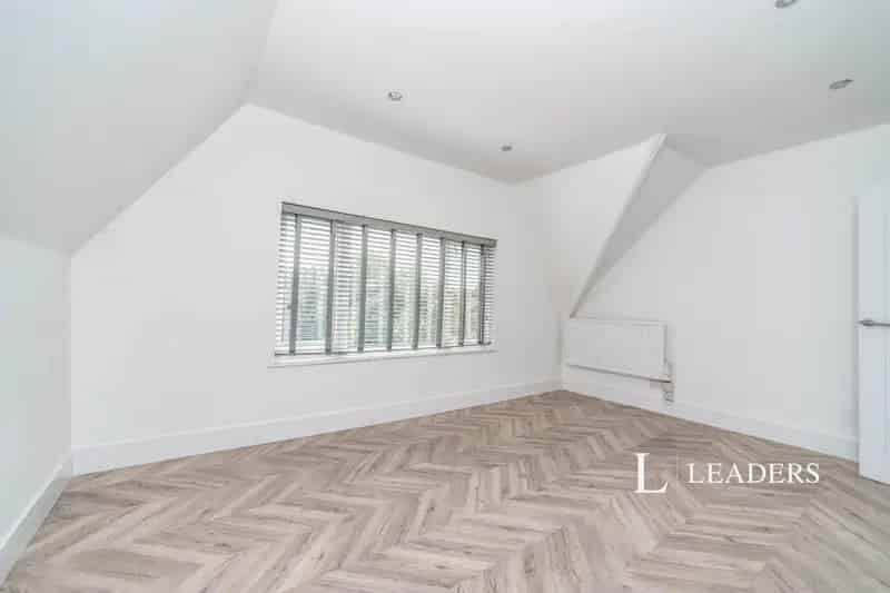 1 Bedroom Flat Newly Refurbished Top Floor Excellent Condition Street Parking