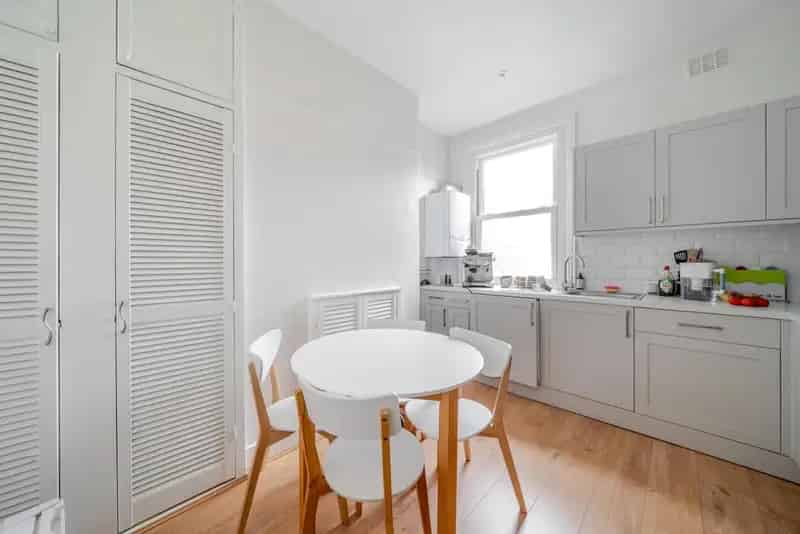 Spacious Maisonette Two Double Bedrooms Two Bathrooms Private Roof Terrace