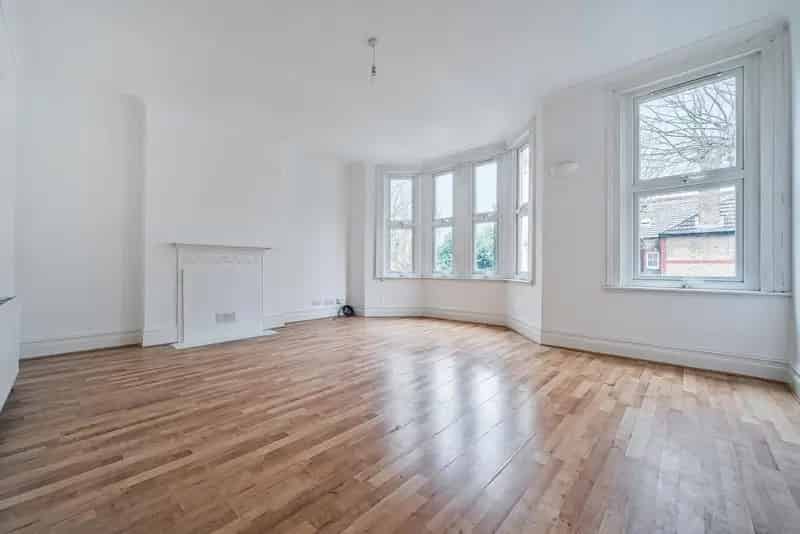 Two Bedroom Edwardian Conversion 917 sq ft Private Garden