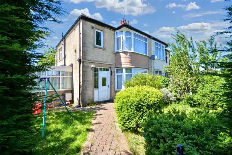 Three Bedroom Semi Detached House With Garage and Garden