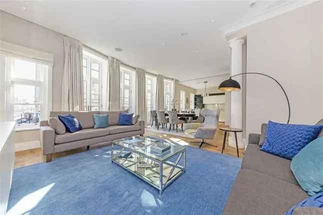 Flat to rent in Strand, London WC2R