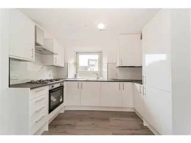 2 Bedroom Flat for Sale - Refurbished and Convenient