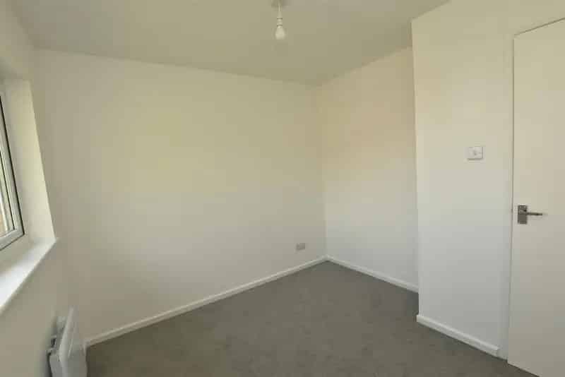 3 Bed House for Sale Modernized Mid Terrace House with Garden and Parking