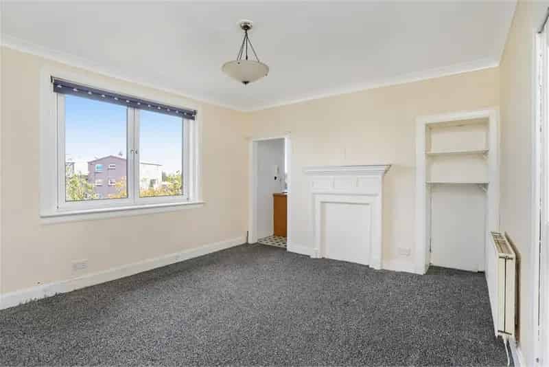 2 Bed Flat - Top Floor with 1 Reception Room