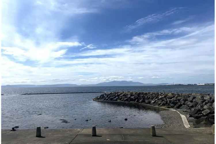 2 Bed Flat Stunning Sea Views Private Parking