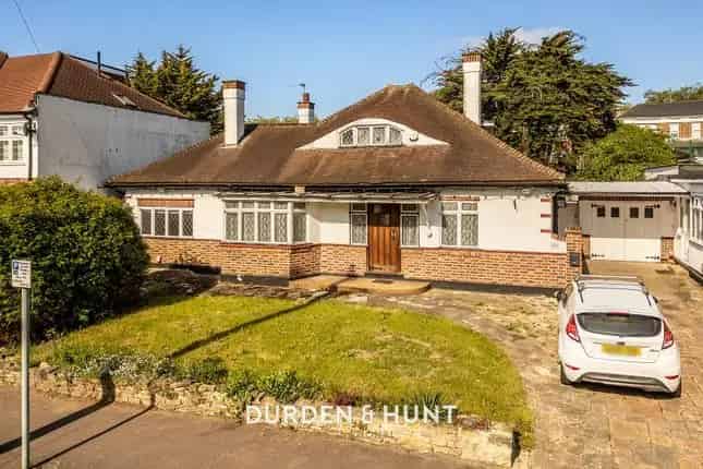 Semi-detached bungalow for sale in Lansdowne Road, South Woodford E18