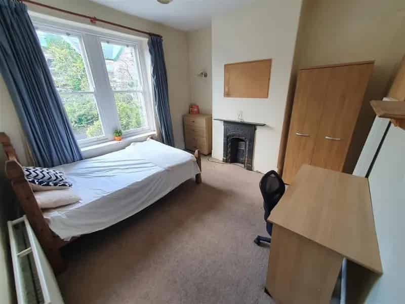 6 Bedroom House Near Sheffield University - High Rental Income Potential