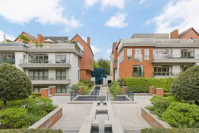 Luxury 4-Bedroom Penthouse in Hampstead