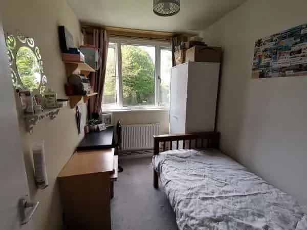 Spacious 3 or 4 Bedroom Flat Near Schools