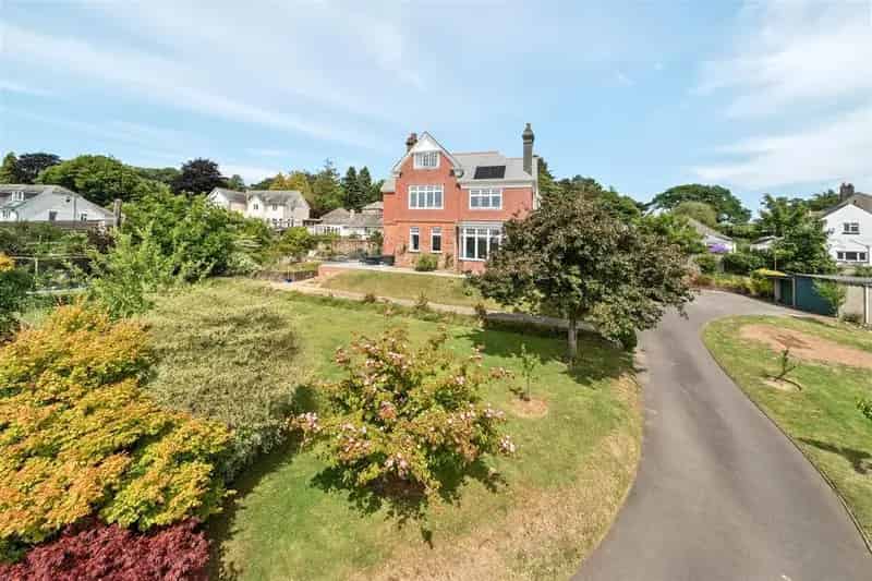 9 Bedroom Detached House For Sale