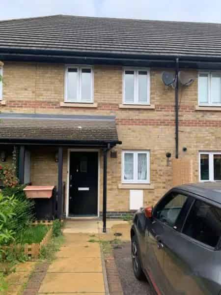 2 Houses with Gardens and Parking