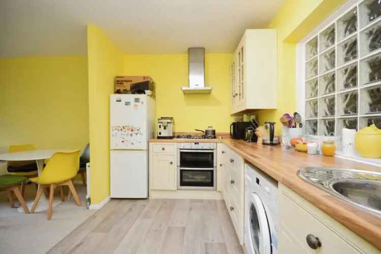 Two Bedroom Flat in Doddinghurst Court Brentwood