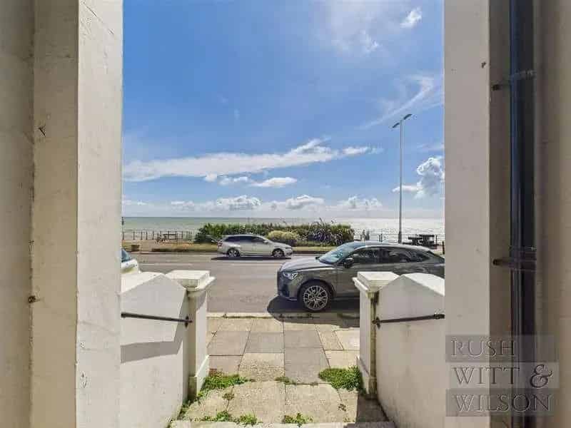 2 bed flat for sale