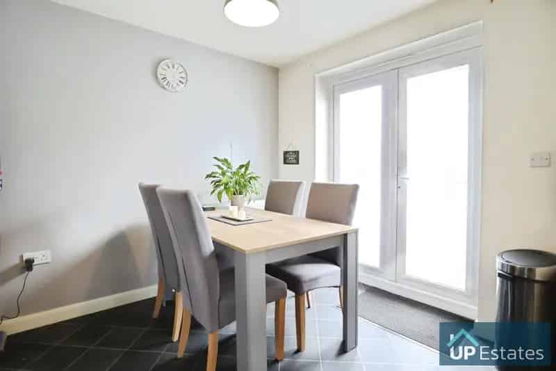 3 Bedroom Semi-Detached House to Rent
