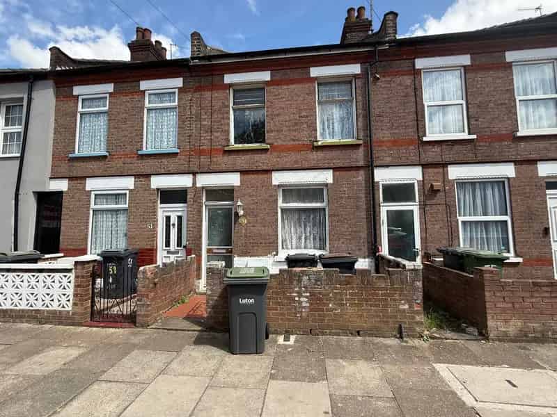 Three Bedroom House Near Amenities