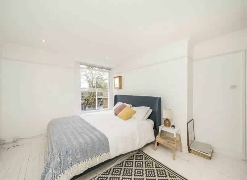 One Double Bedroom Victorian Flat - Excellent Condition