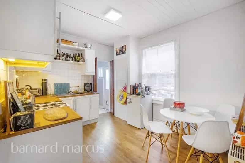 One Bedroom Ground Floor Flat Near West Ealing