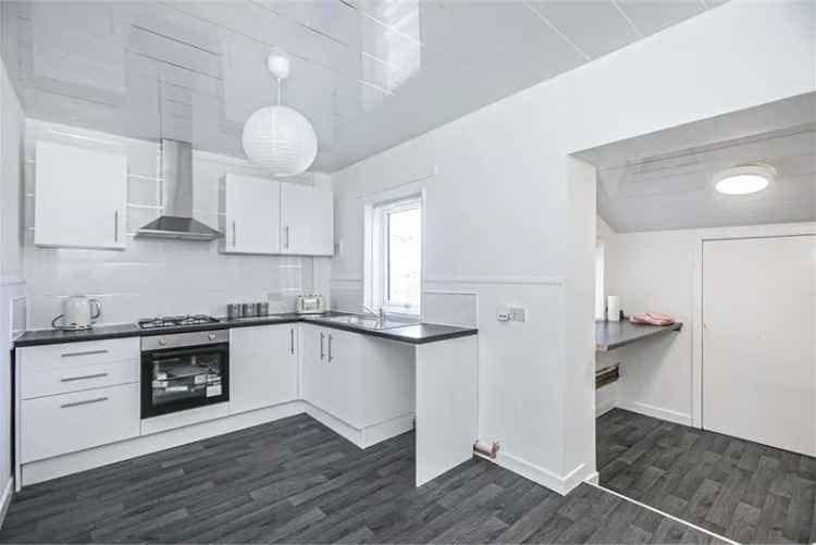 2 Bed Flat Upper with 1 Reception Room
