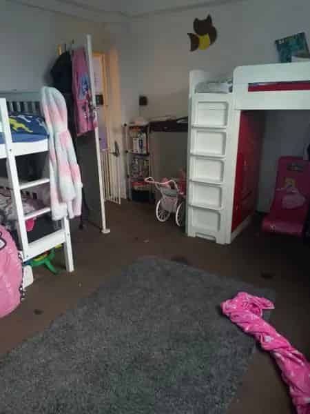 2 Bed Flat Near School Shops Leisure Centre Train Station