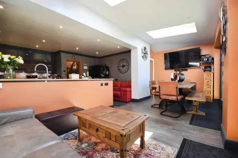 3 Bed House Halstead Modern Kitchen Conservatory Gardens