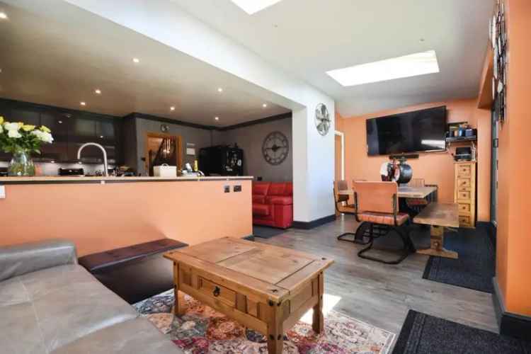 3 Bed House Halstead Modern Kitchen Conservatory Gardens