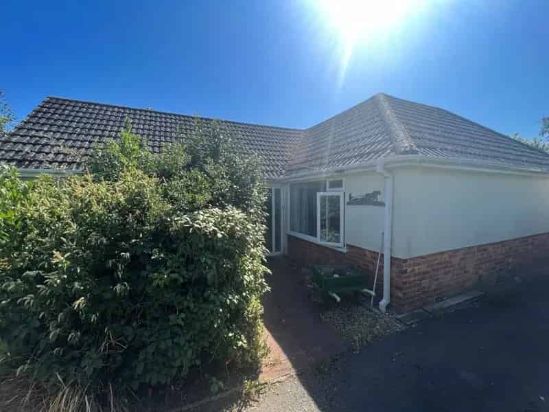 3 Bed Detached Bungalow Ferndown Dorset Ample Parking Large Garden