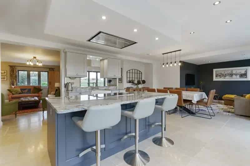 5 Bedroom Semi-Detached House with Annexe To Rent