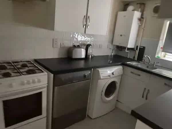 Ground Floor Flat Near Shops and Train Station