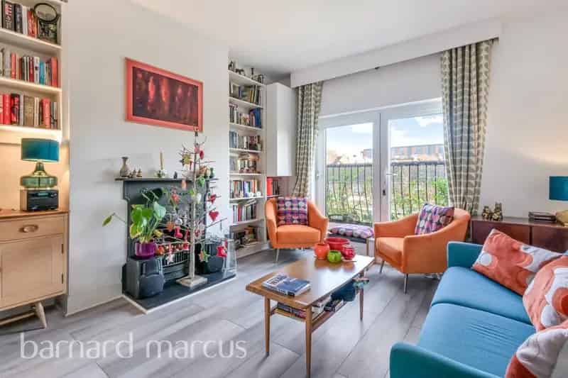 Acton 2-Bedroom Split Level Flat Near Transport Links
