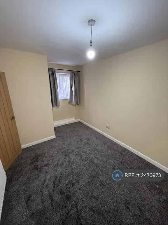 2 Bedroom Flat Available May 12 2025