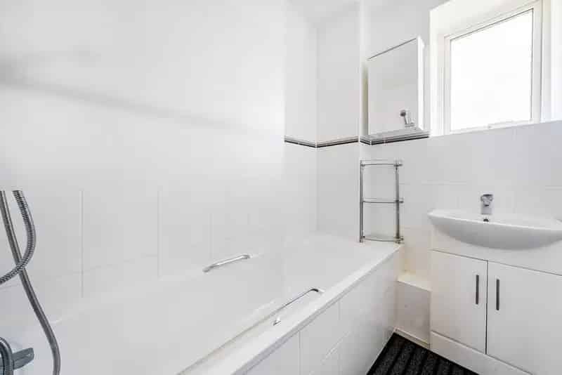 Three Bedroom Top Floor Apartment Near Sydenham Station