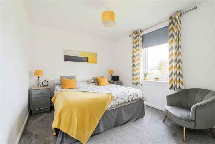 2 Bed Flat Upper Villa with Reception Room Near Amenities