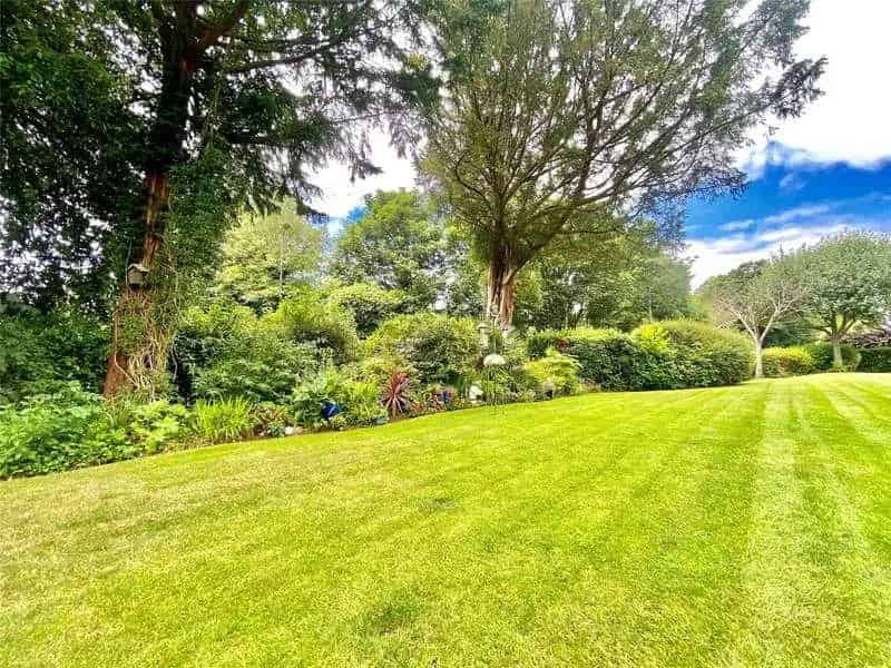 2 Bed Flat for Sale Near Westbury Village
