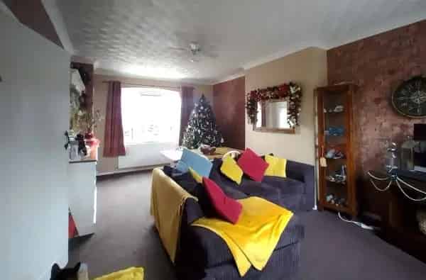 3 Bed Semi Detached House Large Garden New Kitchen Ample Parking
