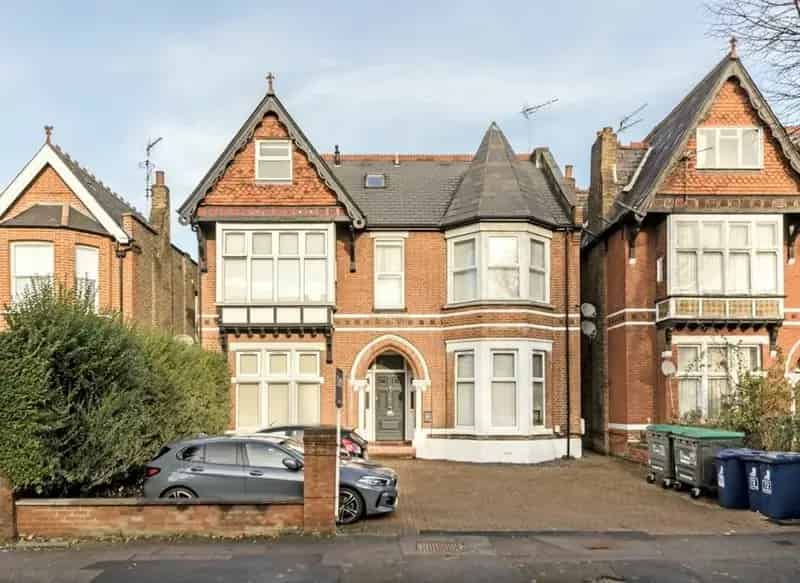 Spacious 1-Bedroom Ground Floor Apartment in Period Conversion