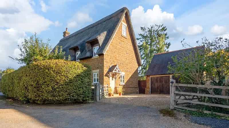 4 Bedroom Detached Thatched House Middleton Cheney
