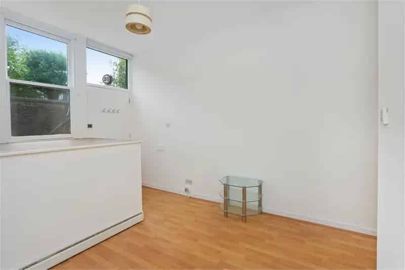 3 Bed Flat Dalry Ground & Basement 2 Bathrooms