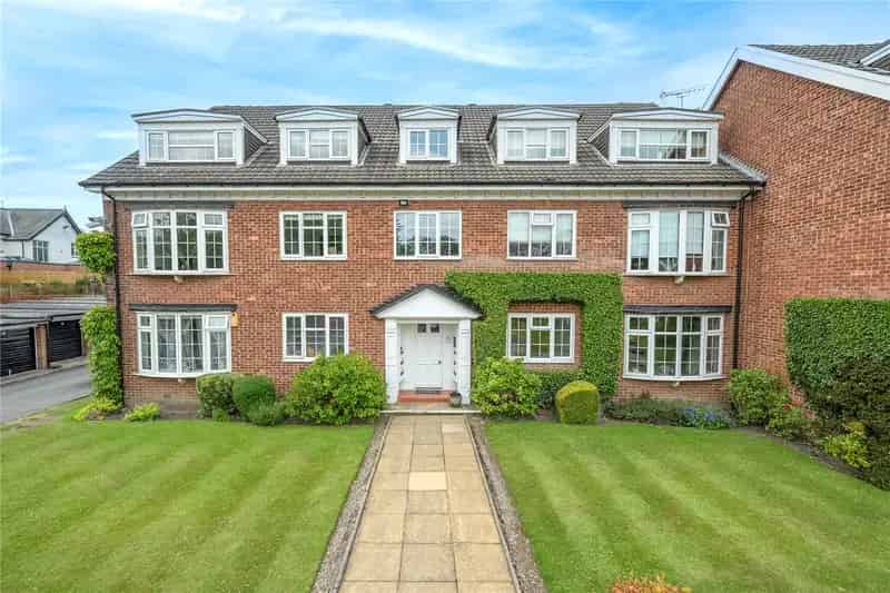 2 Double Bed Top Floor Apartment with Stunning Views and Garage