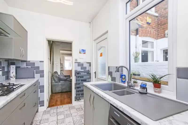 2 bed house for sale