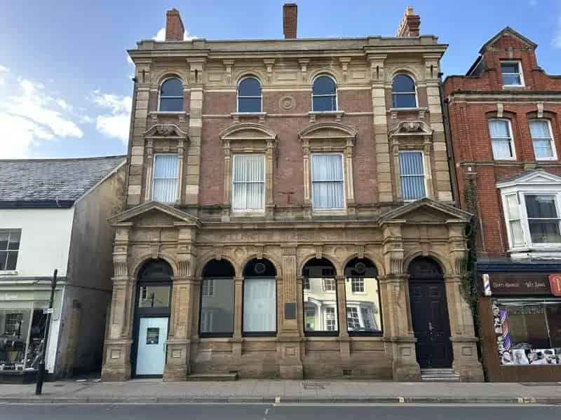 Refurbished Banking Hall Retail Space For Lease