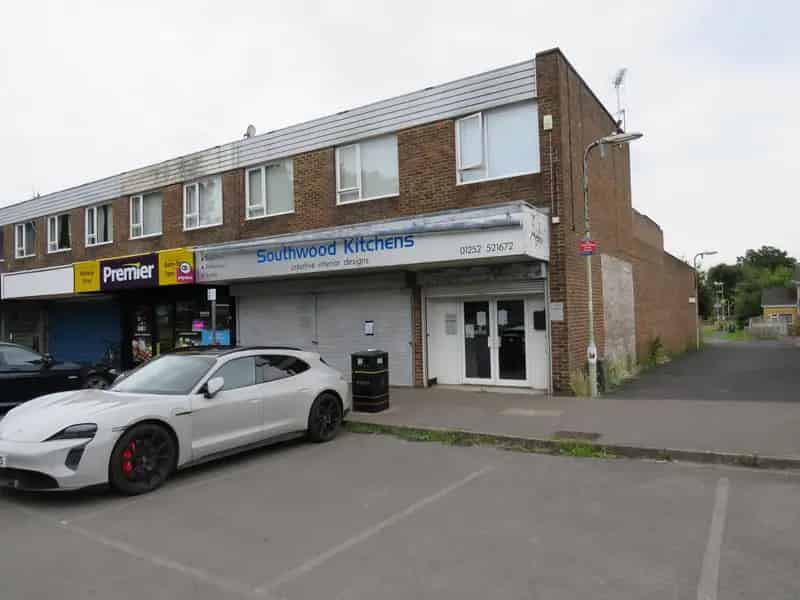 Large Class E Unit in Farnborough Shopping Parade