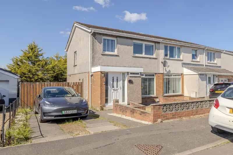 3 Bedroom Semi Detached House for Sale in Stepps
